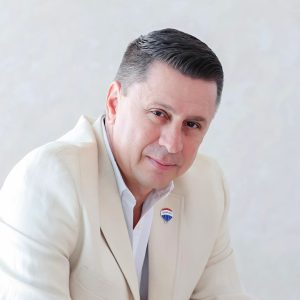 Portrait of Alexander Monroe, real estate agent at RE/MAX Synergy in Playas del Coco, Costa Rica